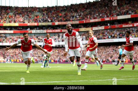 Alexandre Lacazette (centro) dell'Arsenal celebra il suo primo gol laterale del gioco Foto Stock