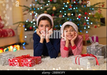 I bambini felici con i regali al tempo di Natale Foto Stock