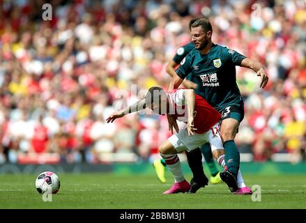 Lucas Torreira (a sinistra) e Erik Pieters (a destra) dell'Arsenal combattono per la palla Foto Stock