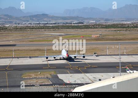 Foto aerea del Airliner sul grembiule all'Aeroporto Internazionale di Città del Capo Foto Stock