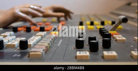 Switcher video broadcast professionale. Produzioni televisive dal vivo, profondità di campo bassa. Messa a fuoco selettiva. Vintage. Foto Stock
