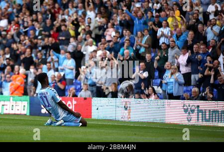 Jordy Hiwula di Coventry City celebra il suo primo gol laterale del gioco di fronte ai tifosi della casa Foto Stock