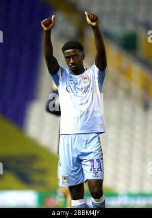 Jordy Hiwula di Coventry City applaude i fan dopo il fischio finale Foto Stock