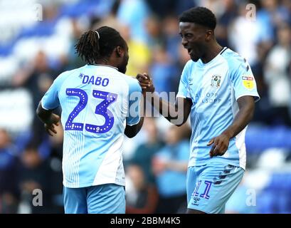 Jordy Hiwula (a destra) di Coventry City celebra il suo primo gol laterale del gioco con il compagno di squadra Fankaty Dabo Foto Stock