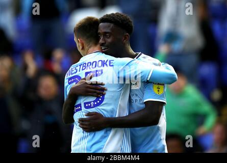 Jordy Hiwula (a destra) di Coventry City celebra il terzo gol del gioco con il compagno di squadra Zain Westbrooke Foto Stock