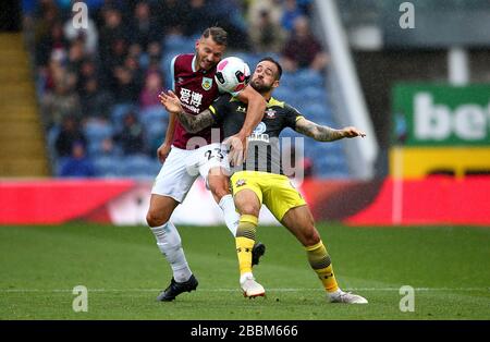 Burnley's Erik Pieters (a sinistra) e Danny Ings (a destra) di Southampton combattono per la palla Foto Stock