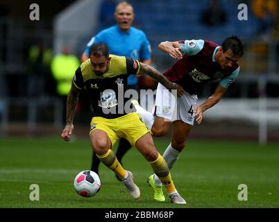Danny Inds di Southampton (a sinistra) e Burnley's Jack Cork (a destra) Foto Stock