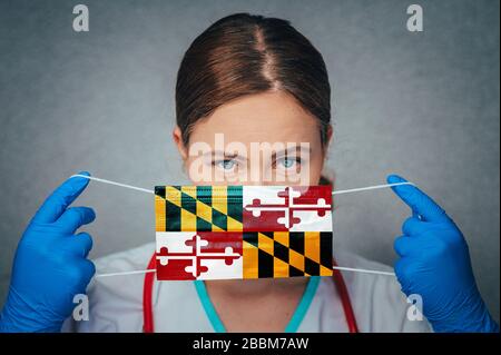 Coronavirus nello stato del Maryland degli Stati Uniti, Ritratto medico femminile, proteggere maschera medica chirurgica viso con bandiera del Maryland. Malattia, virus Covid-19 nel Maryland Foto Stock