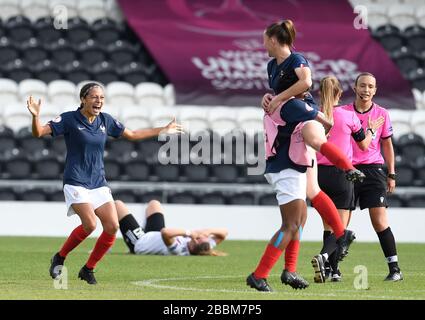 I giocatori francesi festeggiano dopo il fischio finale durante il Campionato UEFA Under 19 - finale. Foto Stock