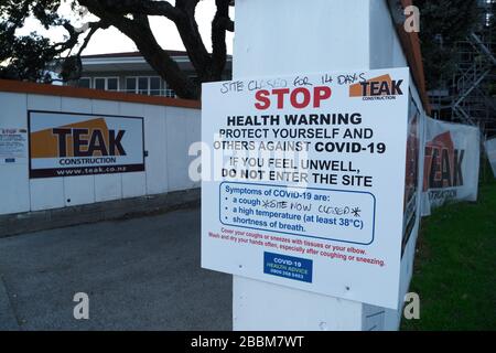 Coronavirus COVID-19 segnale di avvertimento per la salute al di fuori di un cantiere chiuso durante il blocco. St. Heliers, Auckland, Nuova Zelanda. Foto Stock