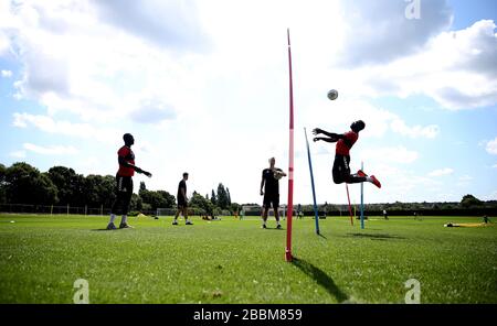 Mohamadou-Naby Sarr e Deji Oshilaja di Charlton Athletic durante la formazione Foto Stock