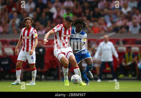 La Danny Batth di Stoke City (a sinistra) e la battaglia di Eberechi Eze dei Queens Park Rangers (a destra) per la palla Foto Stock