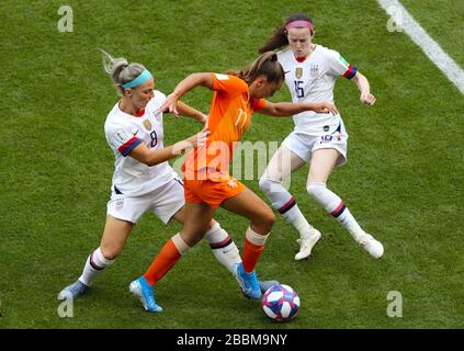 Olandese Lieke Martens (centro) battaglie per la palla con Julie Ertz (a sinistra) degli Stati Uniti e Rose Lavelle degli Stati Uniti Foto Stock