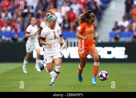 Julie Ertz (a sinistra) e Lieke Martens (Paesi Bassi) combattono per la palla Foto Stock