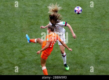 Olandese Lieke Martens (a sinistra) e USA Sam Mewis battaglia per la palla Foto Stock