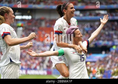 USA's Megan Rapinoe (a destra) celebra il punteggio del suo primo gol laterale del gioco dal punto di penalità con il compagno di squadra Alex Morgan (in alto) Foto Stock