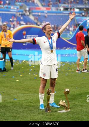 Il Megan Rapinoe degli Stati Uniti festeggia con il suo premio adidas Golden Boot, il premio adidas Golden Ball e il Trofeo Coppa del mondo delle donne FIFA dopo il fischio finale Foto Stock