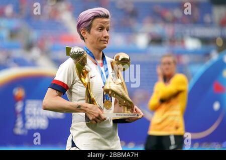 Il Megan Rapinoe degli Stati Uniti festeggia con il suo premio adidas Golden Boot, il premio adidas Golden Ball e il Trofeo Coppa del mondo delle donne FIFA dopo il fischio finale Foto Stock