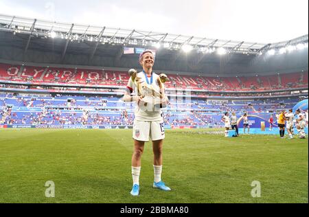 Il Megan Rapinoe degli Stati Uniti festeggia con il suo premio adidas Golden Boot, il premio adidas Golden Ball e il Trofeo Coppa del mondo delle donne FIFA dopo il fischio finale Foto Stock