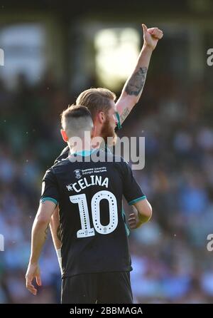 Il Bersant Celina di Swansea City (a sinistra) celebra il suo primo gol laterale del gioco con il compagno di squadra Oli McBurnie (a destra) Foto Stock