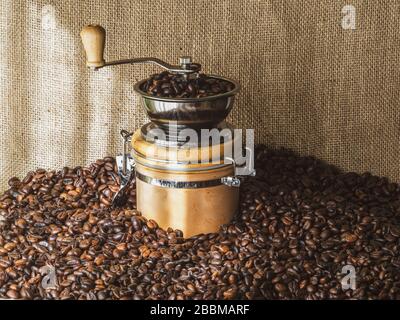 Primo piano del macinacaffè con chicchi di caffè tostati Foto Stock