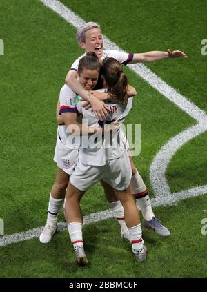 USA Tobin Heath (a destra) celebra dopo il suo sforzo è girato in Svezia Jonna Andersson per il loro secondo obiettivo del gioco Foto Stock