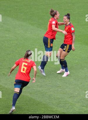 Jennifer Hermoso (destra) della Spagna celebra il punteggio del suo primo obiettivo laterale del gioco con i compagni di squadra Foto Stock