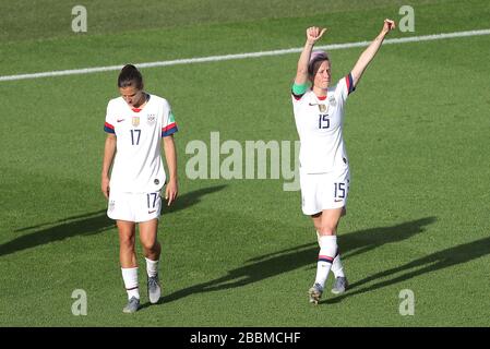 USA's Megan Rapinoe (a destra) celebra il punteggio del suo secondo gol laterale del gioco con compagni di squadra Foto Stock