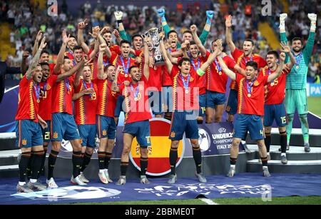 Il capitano della Spagna Jesus Vallejo (a destra) e la Spagna Dani Caballos (a sinistra) celebrano mentre alzano il trofeo dopo aver vinto la finale europea UEFA Under-21 Championship Foto Stock