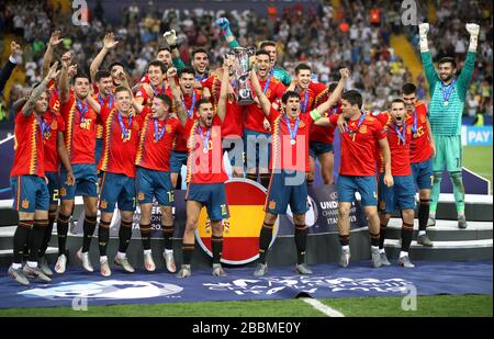 Il capitano della Spagna Jesus Vallejo (a destra) e la Spagna Dani Caballos (a sinistra) celebrano mentre alzano il trofeo dopo aver vinto la finale europea UEFA Under-21 Championship Foto Stock