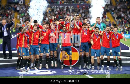 Il capitano della Spagna Jesus Vallejo (a destra) e la Spagna Dani Caballos (a sinistra) celebrano mentre alzano il trofeo dopo aver vinto la finale europea UEFA Under-21 Championship Foto Stock