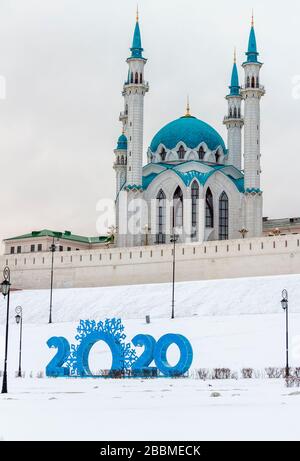 Kazan, Russia - 31 dicembre 2019: Il paesaggio invernale di Kazan sulle pareti del Cremlino di Kazan e della Moschea di Kul Sharif. Foto Stock