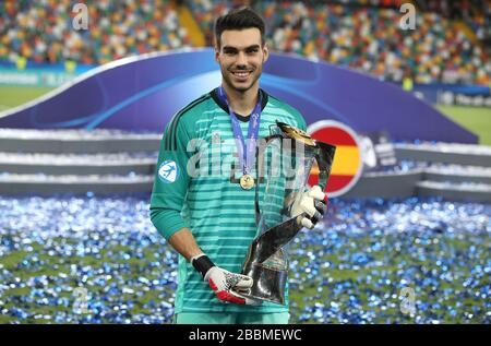 Spagna U21 portiere Dani Martin festeggia con il trofeo dopo aver vinto la finale europea UEFA Under-21 Foto Stock