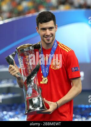 Spagna Aronne Martin festeggia con il trofeo dopo aver vinto la finale europea UEFA Under-21 Championship Foto Stock