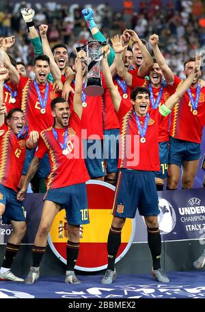 Il capitano della Spagna Jesus Vallejo (a destra) e Dani Caballos (a sinistra) celebrano il loro sollevamento dopo aver vinto la finale del Campionato europeo UEFA Under-21 Foto Stock