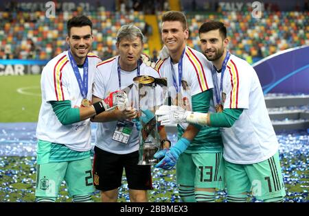 Miguel Angel Espana, Spagna U21 allenatore portiere (centro) con godi Dani Martin (a sinistra), Spagna Unai Simon (centro) e Antonio Sivera festeggiare con il trofeo dopo aver vinto la finale europea UEFA Under-21 Championship Foto Stock