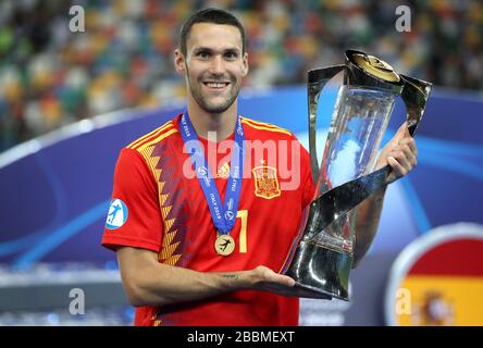 Spagna Alfonso Pedraza, 21 anni, festeggia con il trofeo dopo aver vinto la finale europea UEFA Under-21 Championship Foto Stock