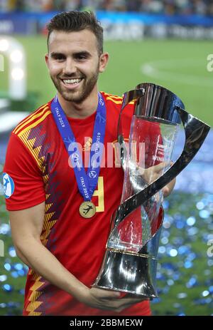 Spagna Borja Mayoral festeggia con il trofeo dopo aver vinto la finale europea UEFA Under-21 Championship Foto Stock