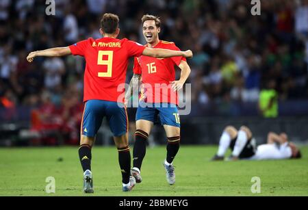 Spagna Pol Lirola (destra) di 21 anni celebra con Borja Mayoral alla fine del gioco. Foto Stock