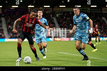 Bournemouth's Callum Wilson (a sinistra) e Forest Green Rovers 'Liam Cucine (a destra) battaglia per la palla Foto Stock