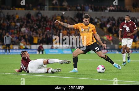 Patrick Cutrone di Wolverhampton Wanderers e Armando Izzo di Torino combattono per la palla Foto Stock