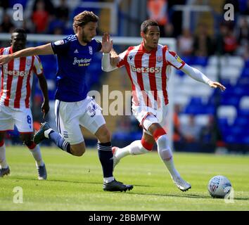 Ivan Sunjic (a sinistra), la battaglia di Tom Ince di Stoke City a Birmingham per la palla. Foto Stock