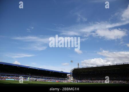 I giocatori di Birmingham City e Stoke City ottengono la partita sotto il sole durante il campionato Sky Bet al St Andrew's trilione Trophy Stadium Foto Stock