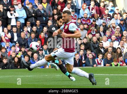 Mohamed Salah di Liverpool (a sinistra) e Erik Pieters di Burnley combattono per la palla Foto Stock