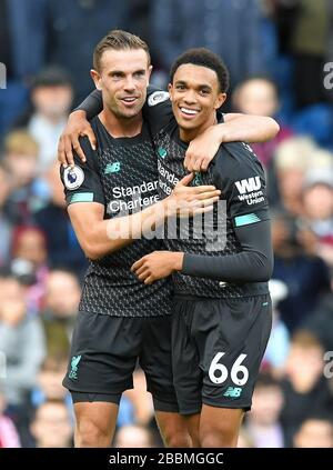 Il Trent Alexander-Arnold di Liverpool (a destra) e il Jordan Henderson celebrano dopo che il Chris Wood di Burnley (non raffigurato) ha ottenuto un proprio obiettivo Foto Stock