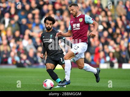 Mohamed Salah di Liverpool (a sinistra) e Erik Pieters di Burnley combattono per la palla Foto Stock