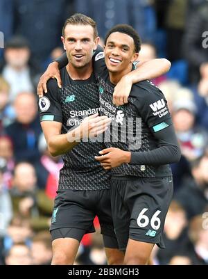 Il Trent Alexander-Arnold di Liverpool (a destra) e il Jordan Henderson celebrano dopo che il Chris Wood di Burnley (non raffigurato) ha ottenuto un proprio obiettivo Foto Stock