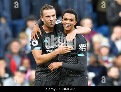 Il Trent Alexander-Arnold di Liverpool (a destra) e il Jordan Henderson celebrano dopo che il Chris Wood di Burnley (non raffigurato) ha ottenuto un proprio obiettivo Foto Stock