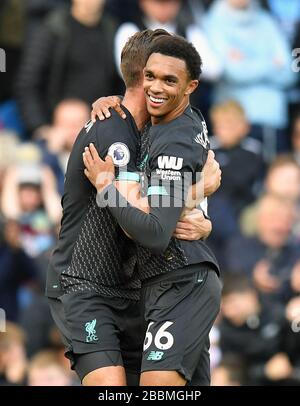 Il Trent Alexander-Arnold di Liverpool (a destra) e il Jordan Henderson celebrano dopo che il Chris Wood di Burnley (non raffigurato) ha ottenuto un proprio obiettivo Foto Stock