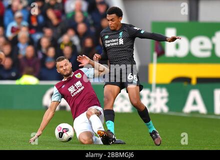 Erik Pieters di Burnley (a sinistra) e la battaglia Trent Alexander-Arnold di Liverpool per la palla Foto Stock